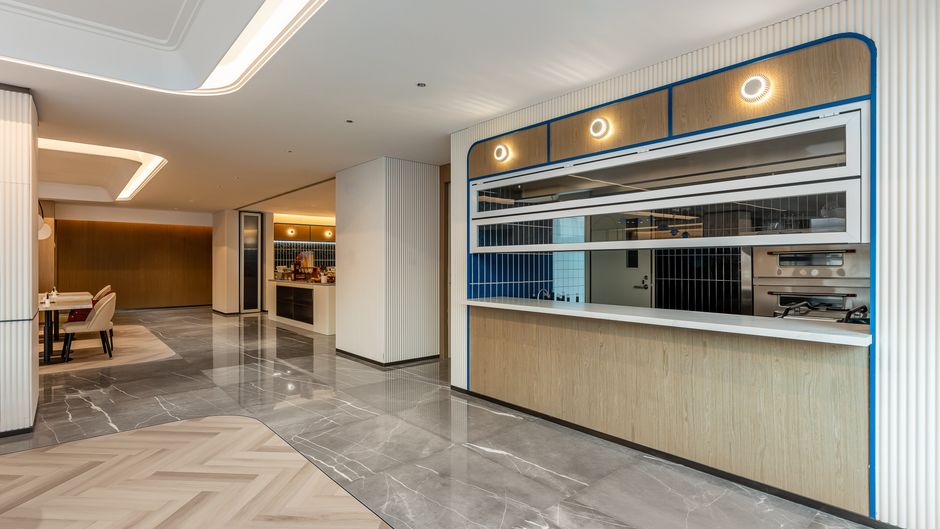 Holiday Inn Exp Lize Business Restaurant