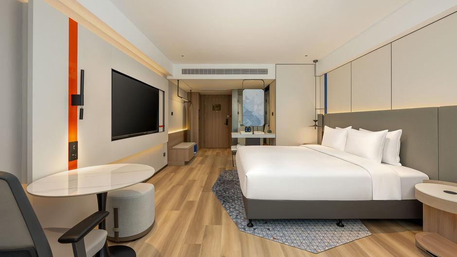 Holiday Inn Exp Lize Business Room