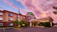 Holiday Inn Express Hotel & Suites