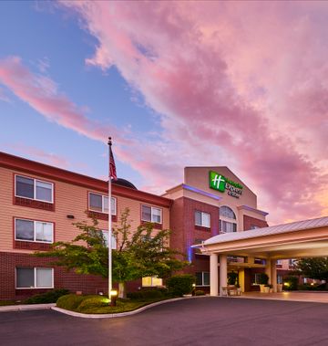 Holiday Inn Express Hotel & Suites