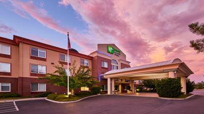 Holiday Inn Express Hotel & Suites