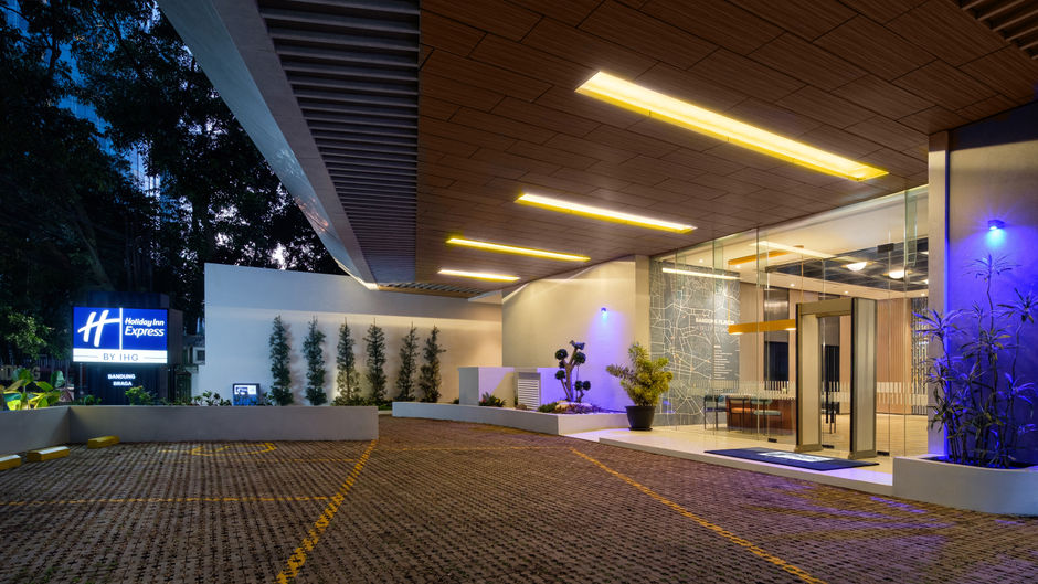 Holiday Inn Express Bandung Braga Exterior