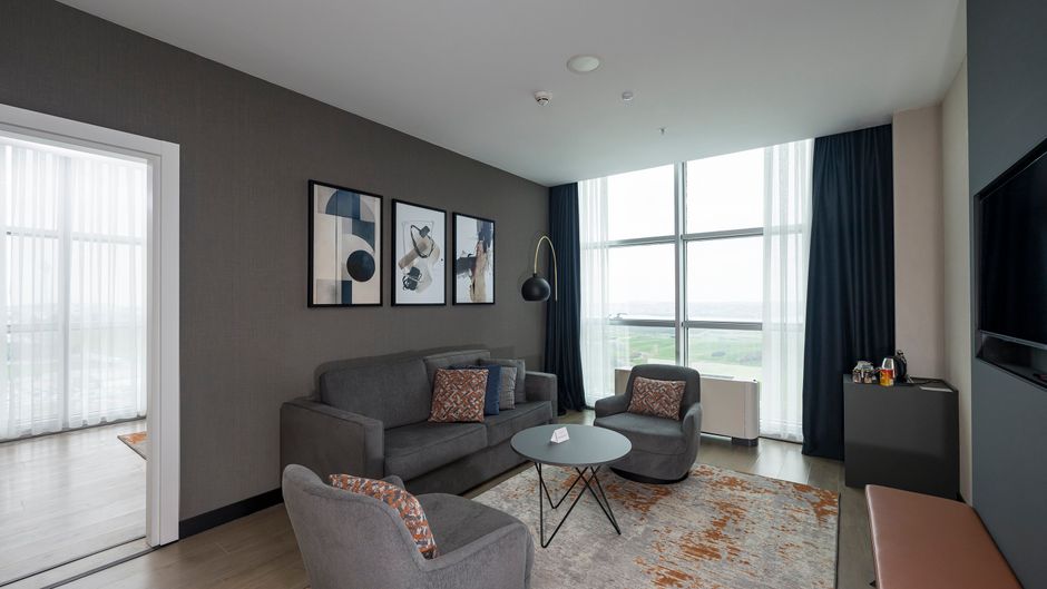 Crowne Plaza West Suite