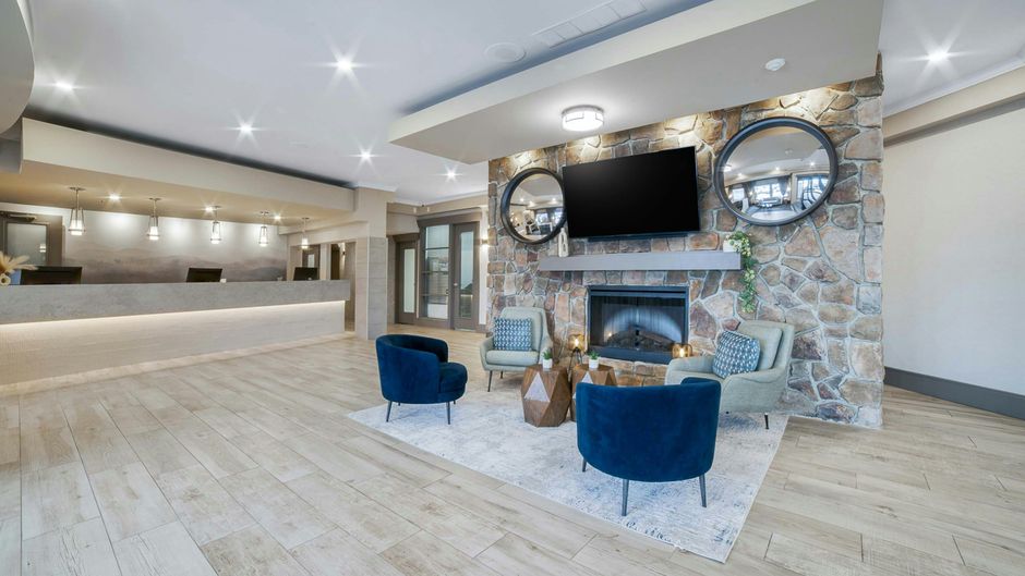 Sandman Hotel Kelowna Lobby