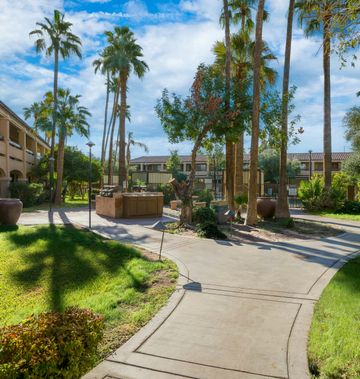 La Fuente Inn & Suites