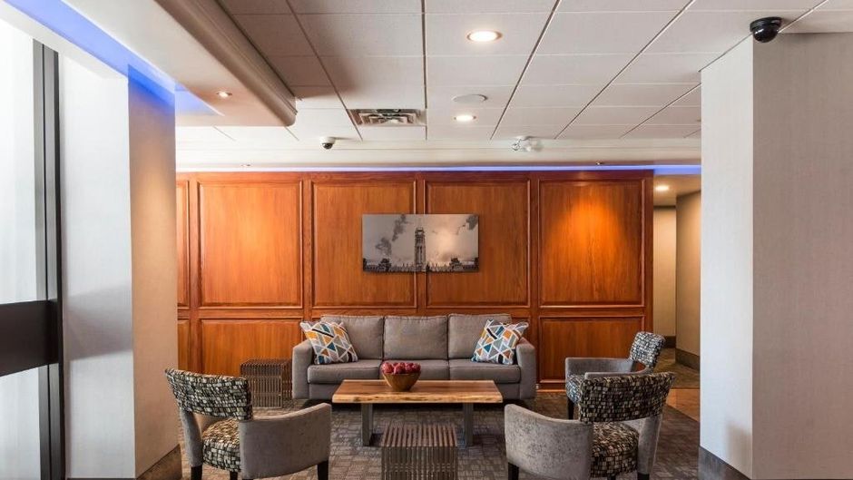 Ottawa Embassy Hotel & Suites Lobby