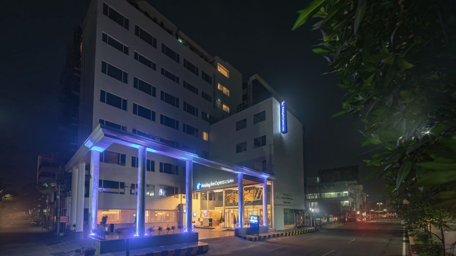 Holiday Inn Express & Suites Vijayawada Exterior