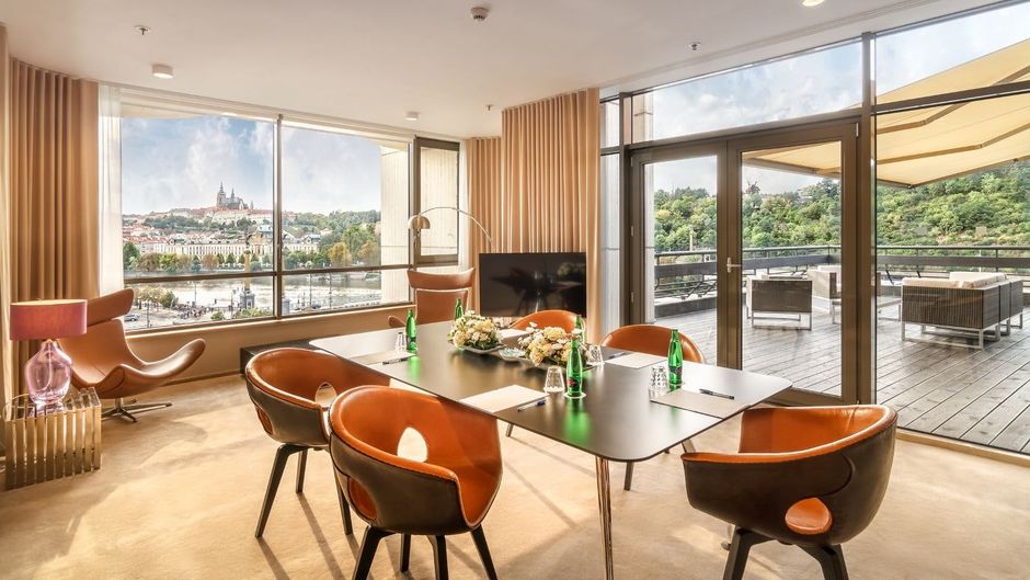 Hotel President Suite