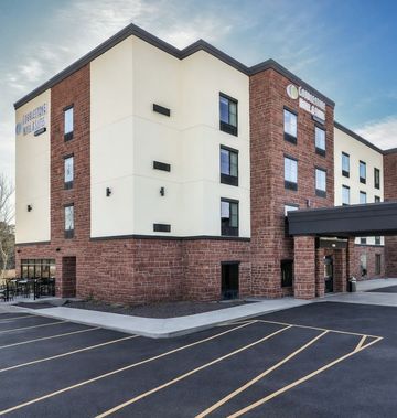 Cobblestone Hotel & Suites