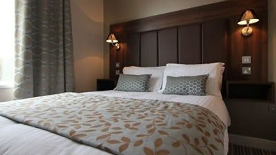 Twin Oaks Hotel Room