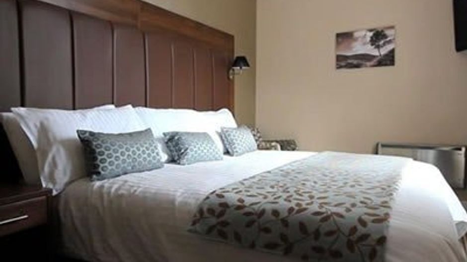 Twin Oaks Hotel Room