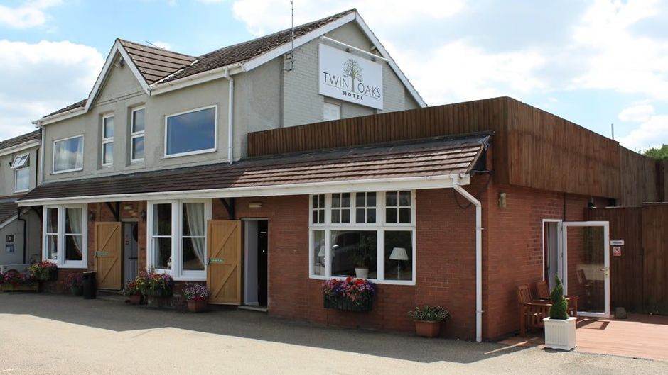 Twin Oaks Hotel Exterior