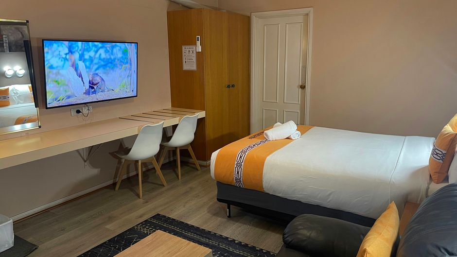 Philadelphia Motor Inn Room