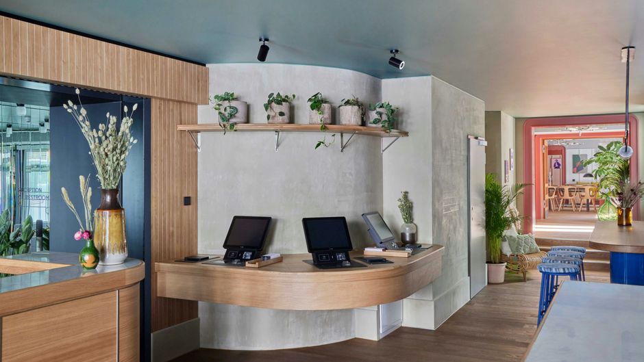 Schwan Locke Lobby