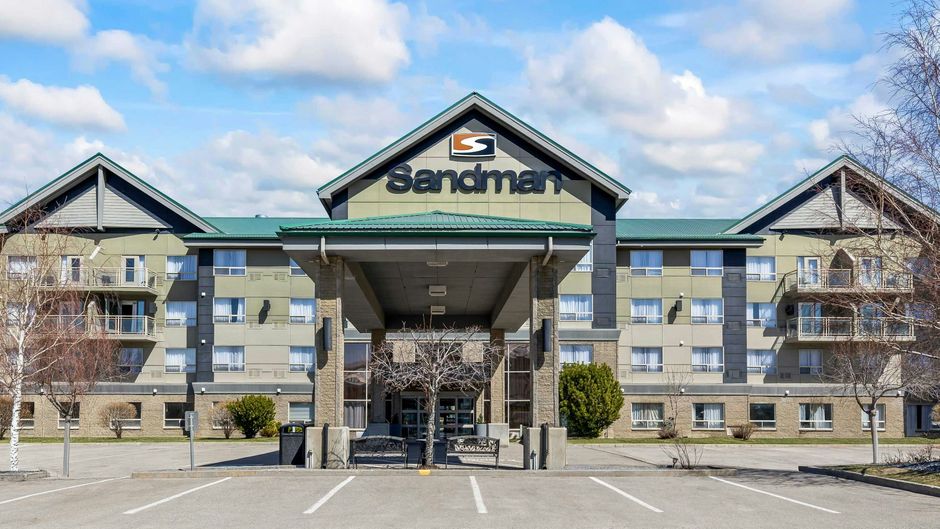Sandman Hotel & Suites Calgary West Exterior