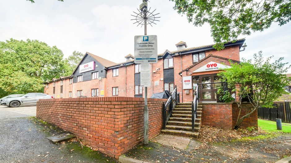 OYO Lakeside Haydock Hotel Exterior