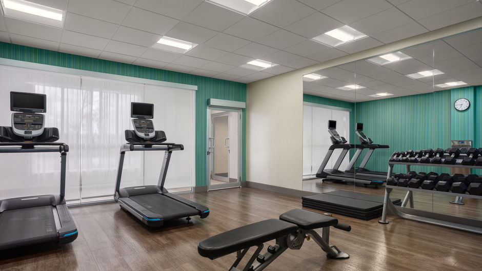 Holiday Inn Express & Suites Aurora Health Club