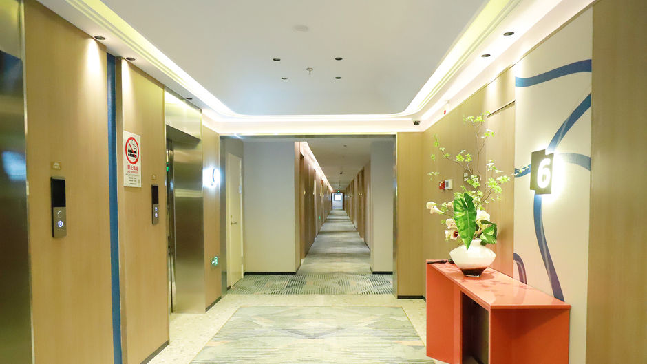 Holiday Inn Exp Shanghai Changyang Rd Lobby