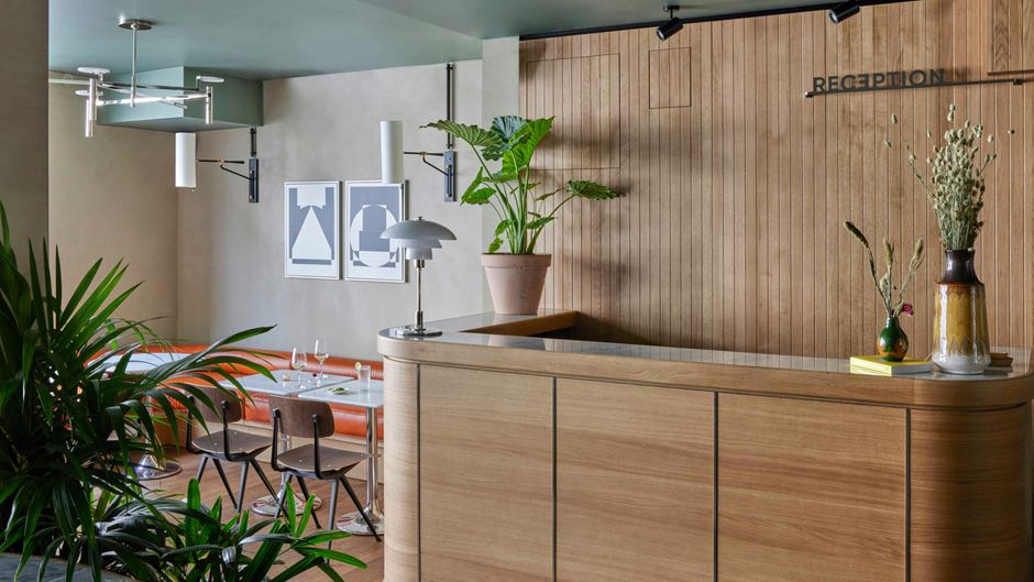 Schwan Locke Lobby