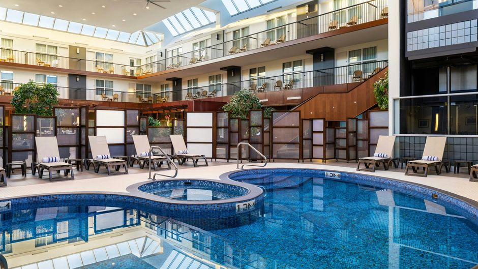 Delta Hotels By Marriott Calgary South Pool