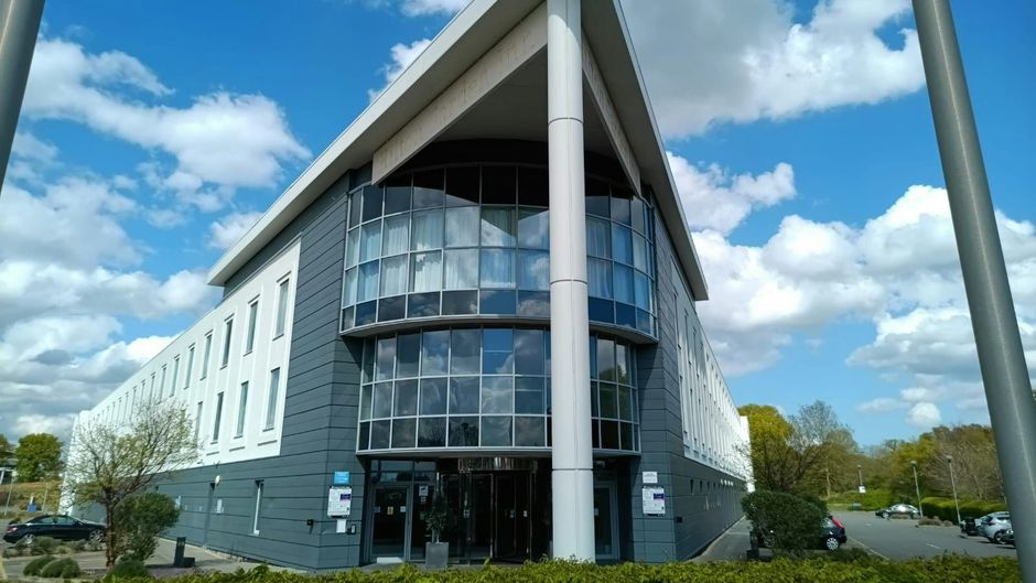 Holiday Inn London Luton North Exterior