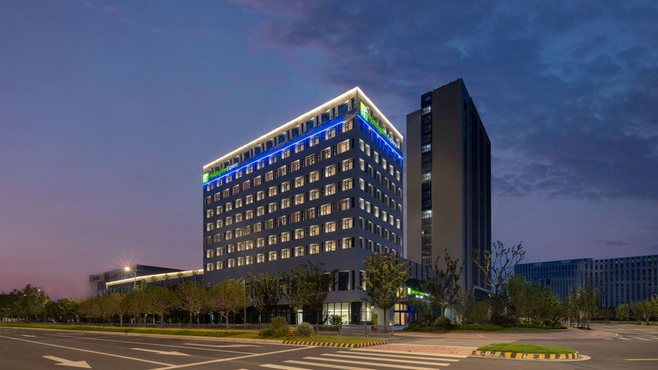 Holiday Inn Exp Luzhi Industrial Park Exterior