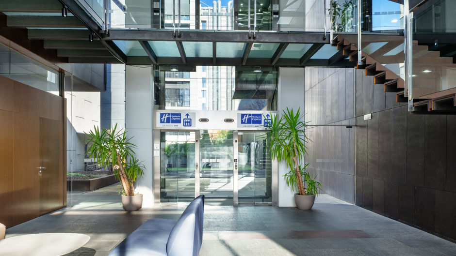 Holiday Inn Express Barcelona City Exterior