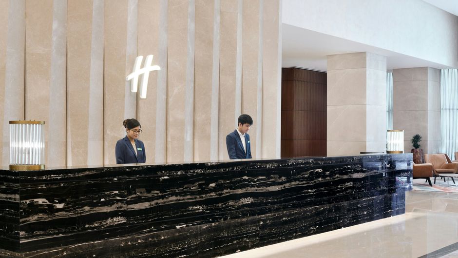 Holiday Inn Dubai Al-Maktoum Airport Lobby