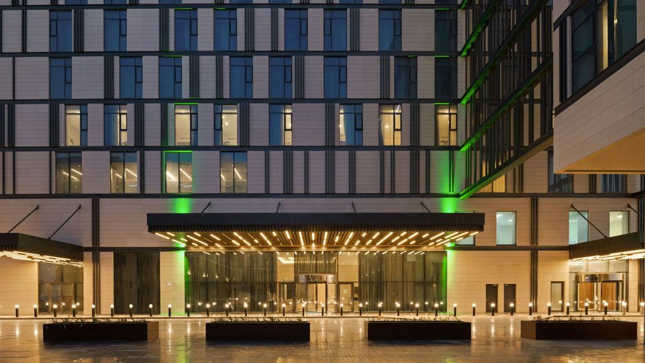 Holiday Inn Dubai Al-Maktoum Airport Exterior