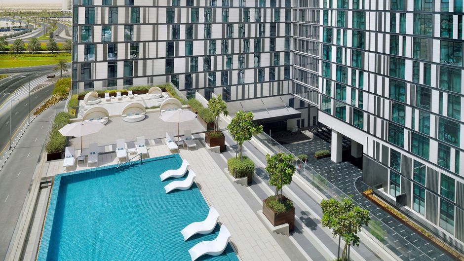 Holiday Inn Dubai Al-Maktoum Airport Pool