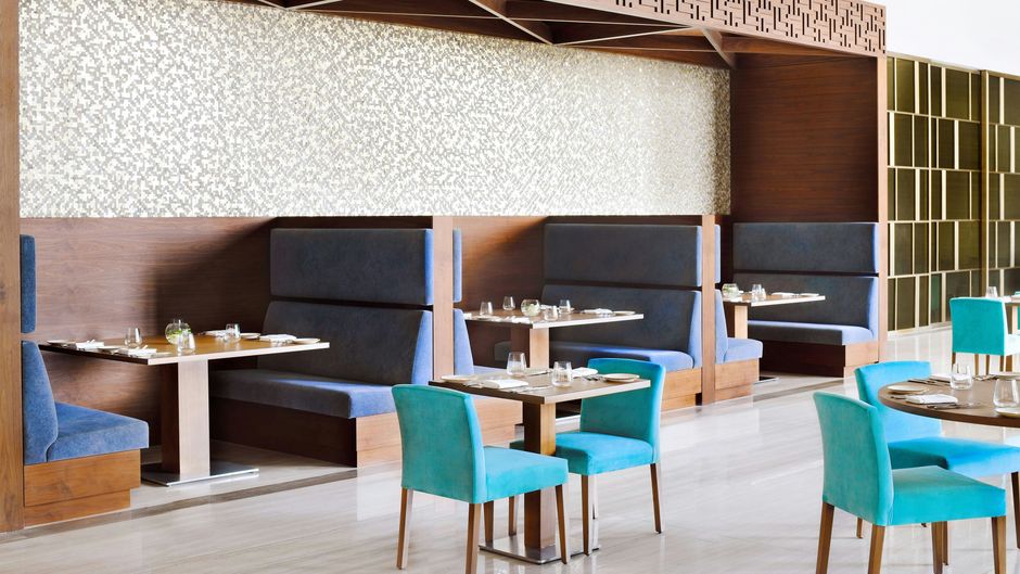 Holiday Inn Dubai Al-Maktoum Airport Lobby