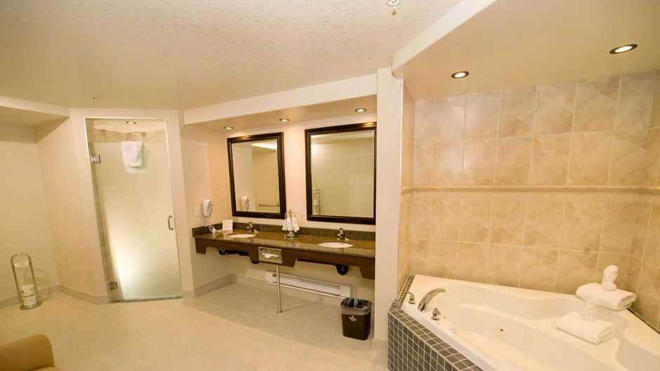 Holiday Inn Hotel & Suites-West Edmonton Suite