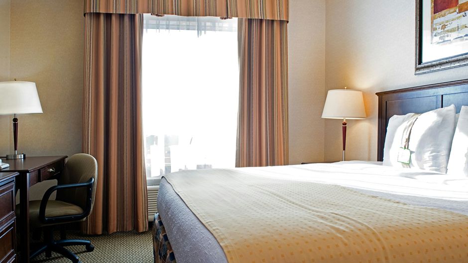 Holiday Inn Hotel & Suites-West Edmonton Suite