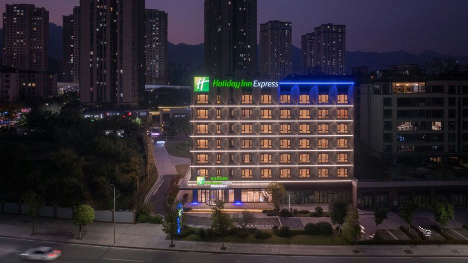 Holiday Inn Exp Ciqikou Ancient Exterior