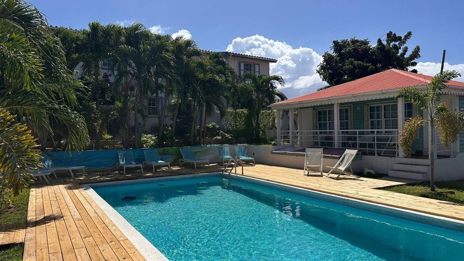 voco Surfside Aruba Pool