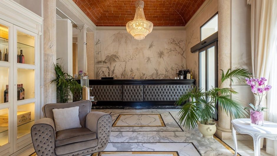 Hotel Embassy City Resort Lobby