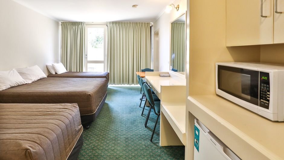 Cottonwood Motor Inn Room