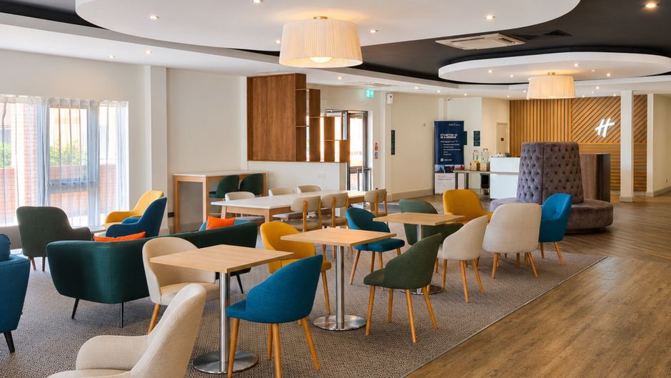 Holiday Inn Cardiff North M4J Exterior