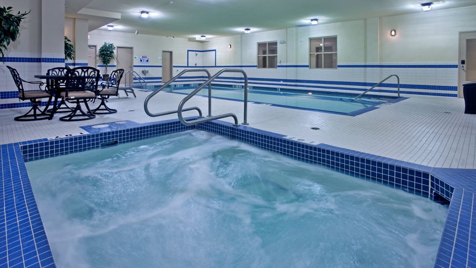 Holiday Inn Hotel & Suites Kamloops Pool