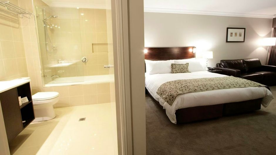 Carlyle Suites & Apartments Room
