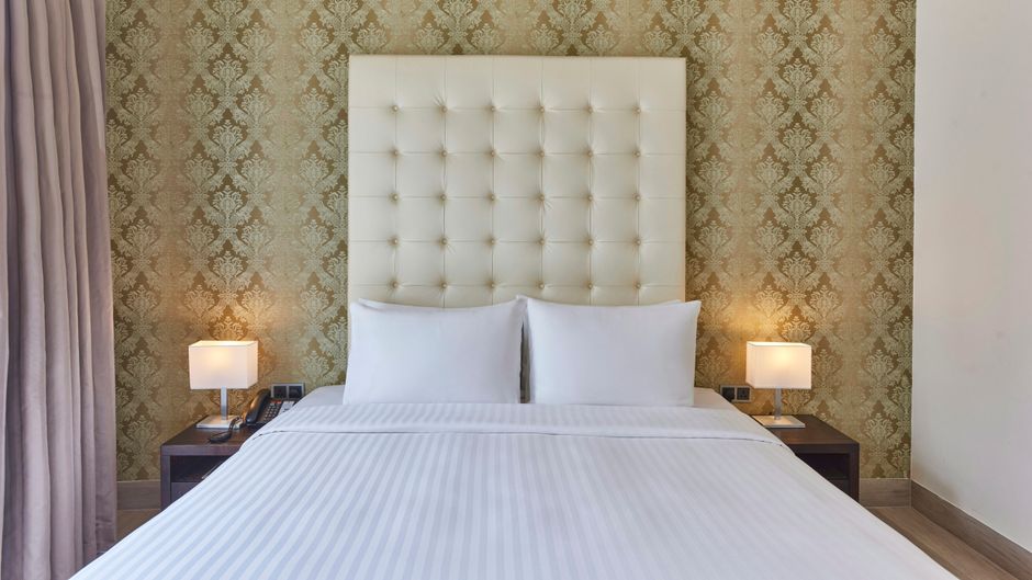 Village Hotel Albert Court Room
