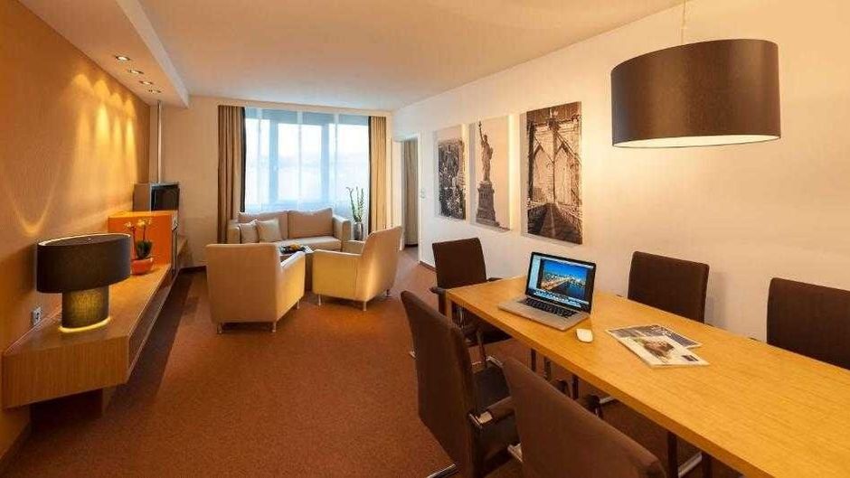 Sunday Am Main Taunus Zentrum Lobby