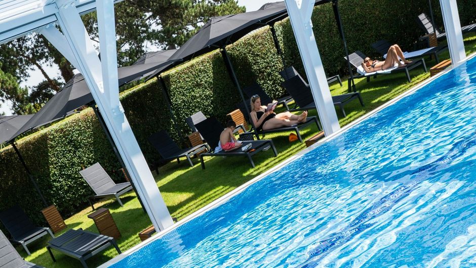 Renaissance Paris Hippodrome de St Cloud Pool