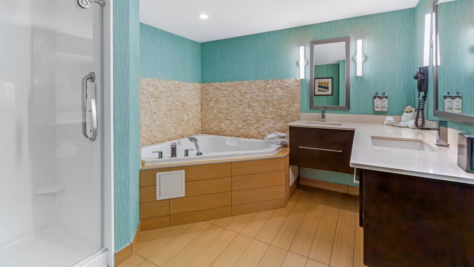 Holiday Inn and Suites Edmonton Airport Suite