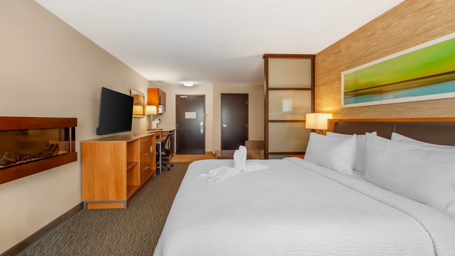 Holiday Inn and Suites Edmonton Airport Suite