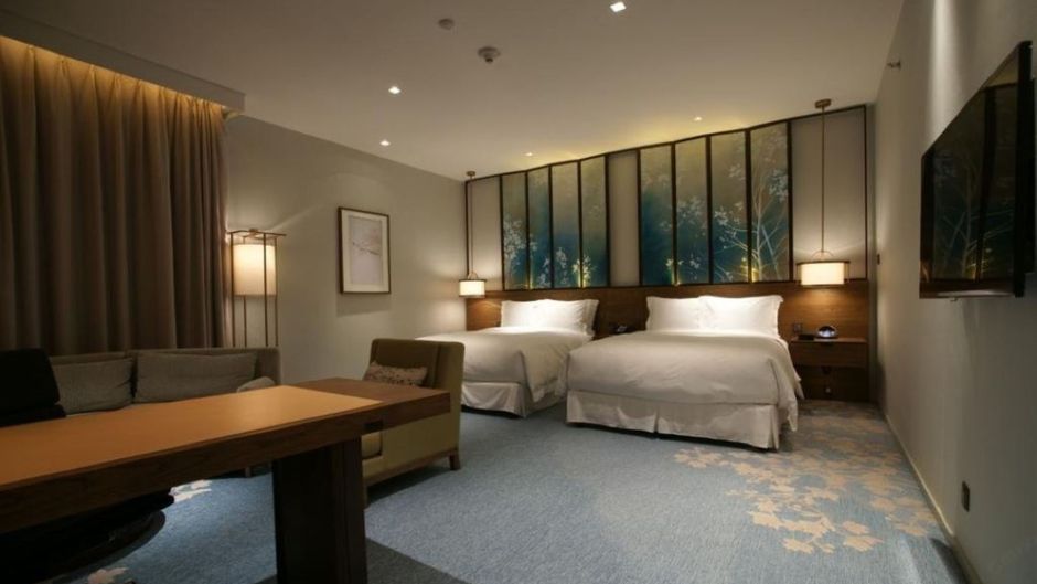 HUALUXE Shanghai Twelve at Hengshan Room