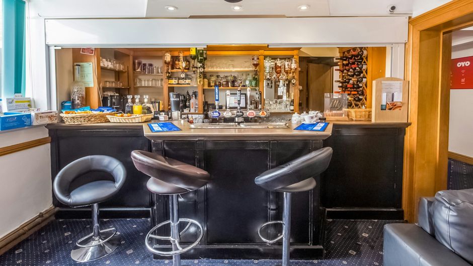 OYO Stade Court Hotel Restaurant