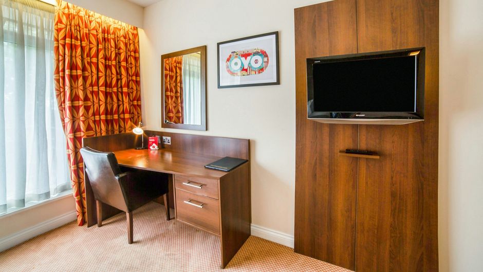 OYO Flagship The Bridge House Room