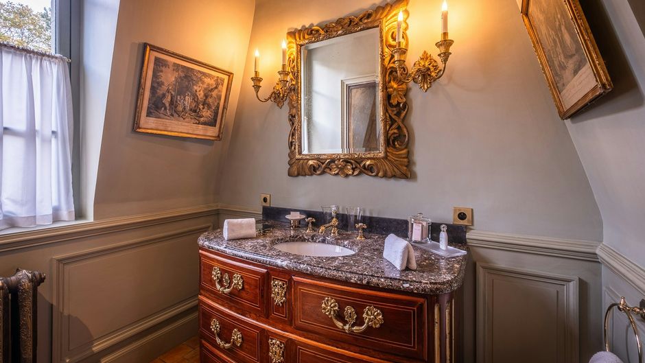 Chateau Louise de la Valliere Suite