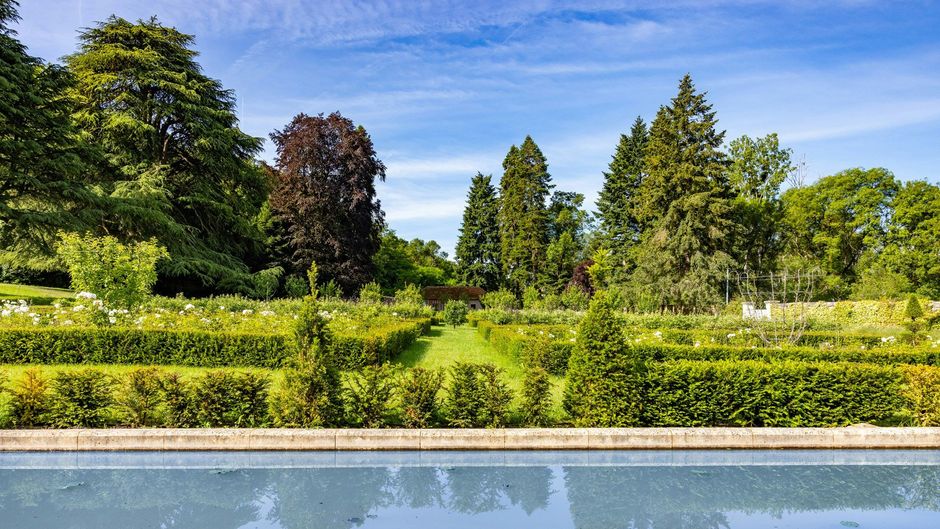 Chateau Louise de la Valliere Pool